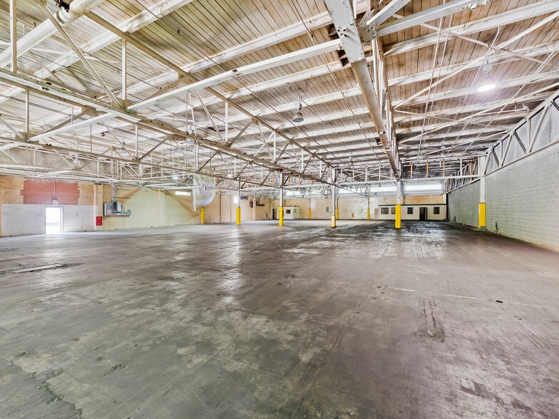 More Photos Of 1 Water St, Old Fort Distribution For Sale