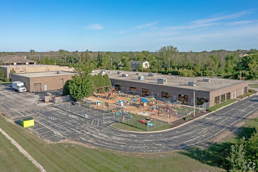 More Photos Of 1115 W Liebau Rd, Mequon Showroom For Lease