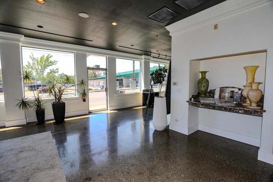 More Photos Of 403 NE Winchester St, Roseburg Freestanding For Sale