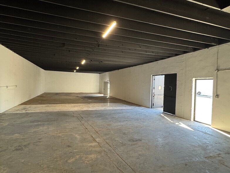 More Photos Of 20908 Itasca St, Chatsworth Light Manufacturing For Sale