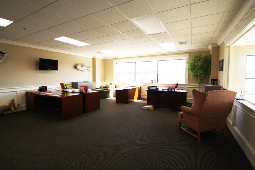 More Photos Of 4 Mary B Ln, Plymouth Warehouse For Lease