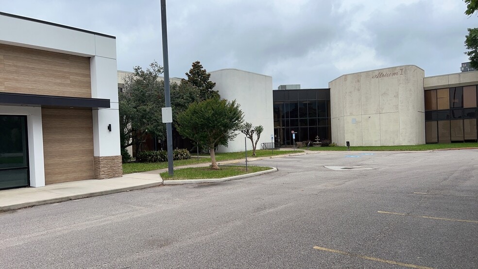 More Photos Of 1199 Nasa Pky, Houston Restaurant For Lease