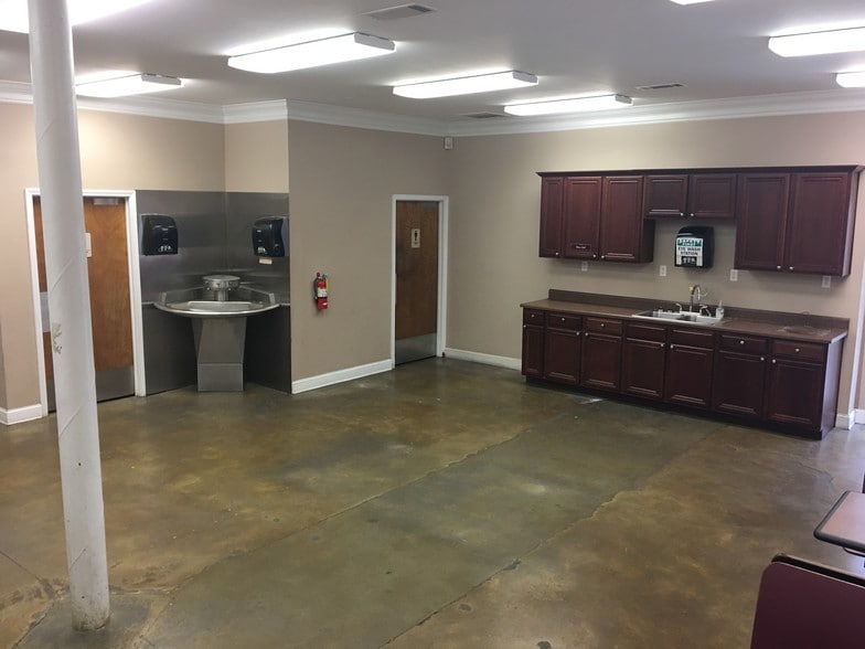 More Photos Of 380 Commerce Blvd, Athens Warehouse For Lease