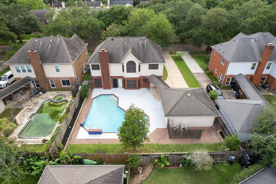 More Photos Of 124 Lake Point Dr, League City Specialty For Sale