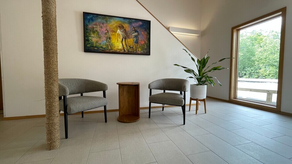 More Photos Of 18300 Minnetonka Blvd, Wayzata Medical For Lease