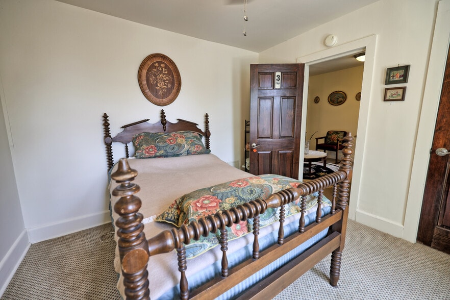 More Photos Of 511 Warren St, Hudson Storefront Retail Residential For Sale