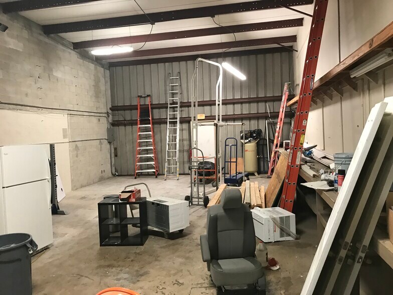 More Photos Of 2420 Concorde Dr, Fort Myers Warehouse For Lease