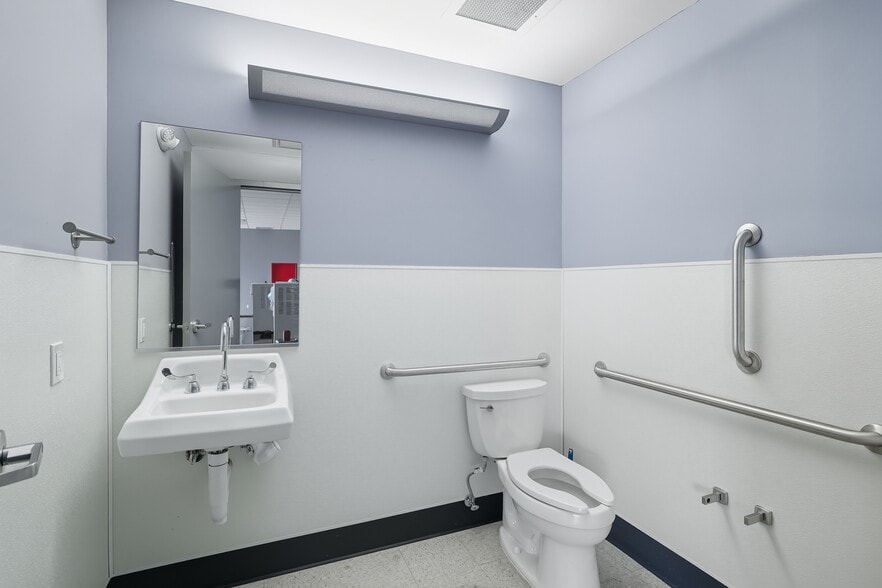 More Photos Of 4680 I-55 N Frontage Rd, Jackson Freestanding For Sale