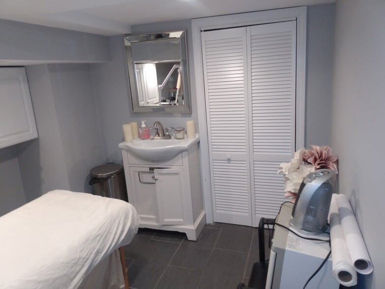 More Photos Of Beacon St, Watertown Freestanding For Lease