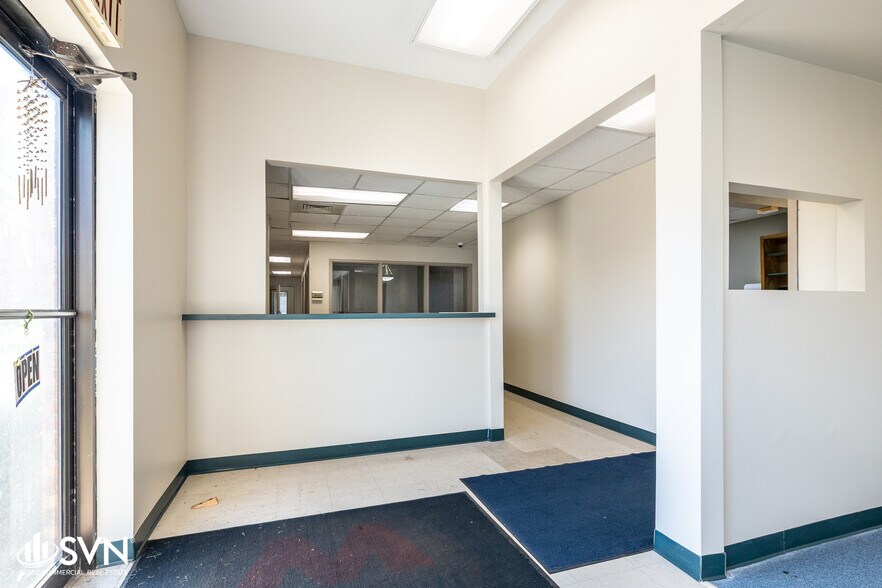 More Photos Of 881 Newtown Pike, Lexington Flex For Lease
