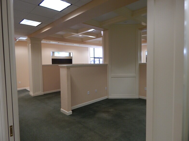 More Photos Of 1561 Main St, Sarasota Storefront Retail Office For Lease