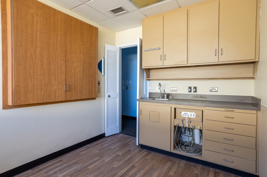 More Photos Of 15835 Pomerado Rd, Poway Unknown For Lease