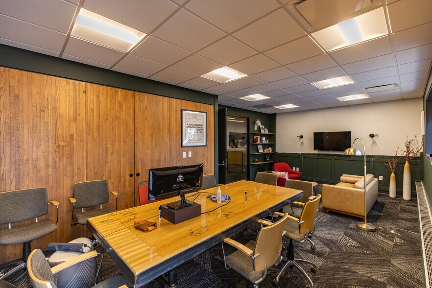 More Photos Of 402-404 E 4th St, Waterloo Office Residential For Sale