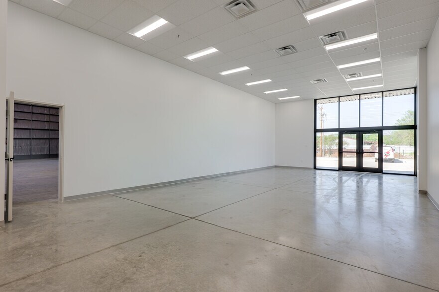 More Photos Of 5701 Parker Henderson Drive, Fort Worth Industrial For Lease