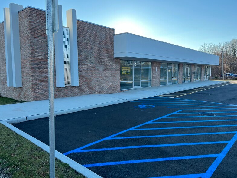 More Photos Of 1352 E Main St, Riverhead Freestanding For Lease