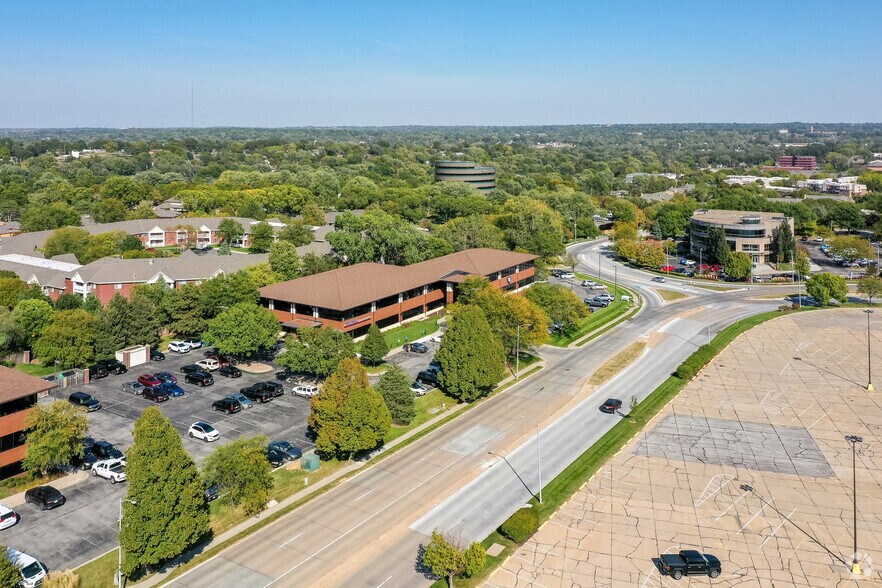 More Photos Of 9850 Nicholas St, Omaha Office For Lease