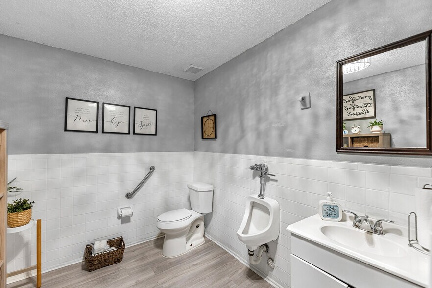 More Photos Of 7512 Lockwood Dr, Houston Specialty For Sale