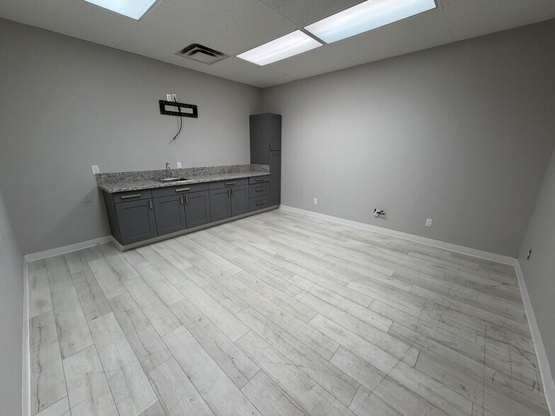 More Photos Of 885-895 Railroad St, Elko Medical For Lease