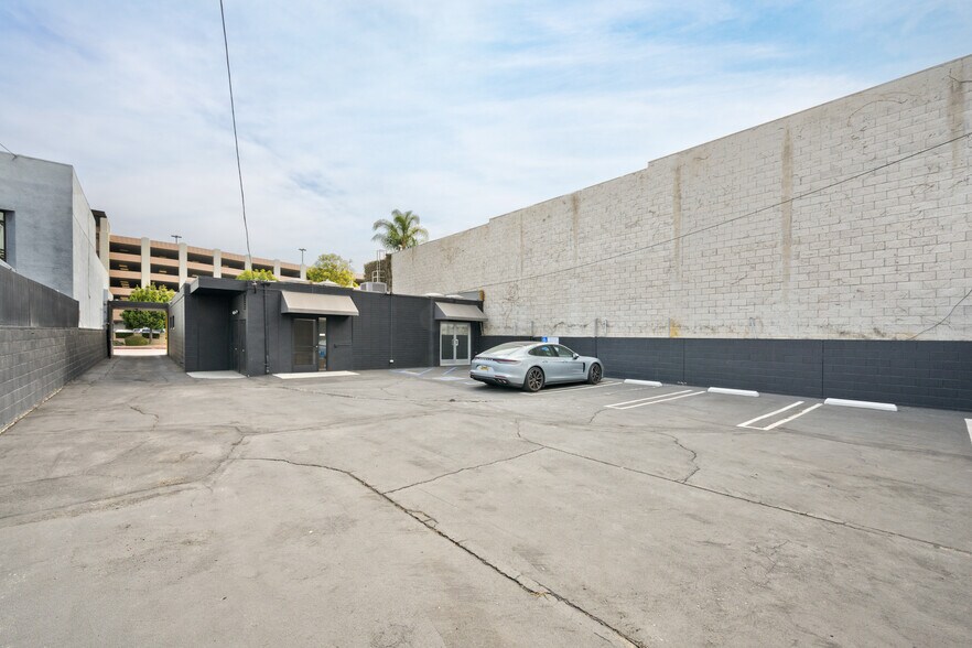 More Photos Of 953 N Cole Ave, Los Angeles Office For Lease