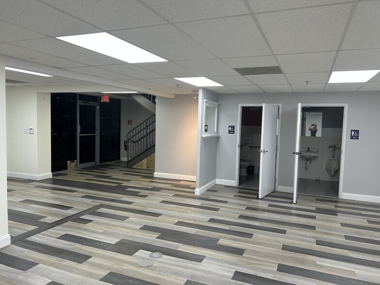 More Photos Of 312-384 S Military Trl, Deerfield Beach Light Distribution For Lease