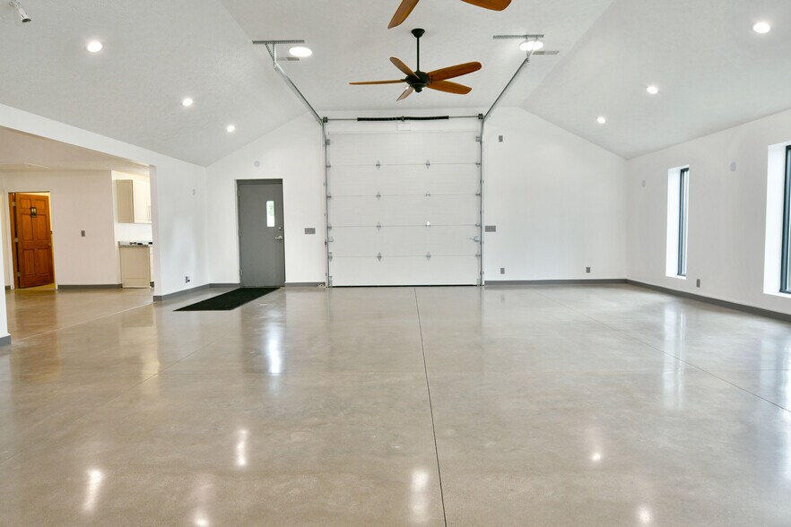 More Photos Of 3019 Parkman Rd NW, Warren Flex For Sale