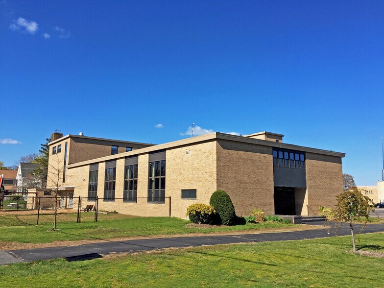 More Photos Of 598 Bridge St, Weymouth Specialty For Lease