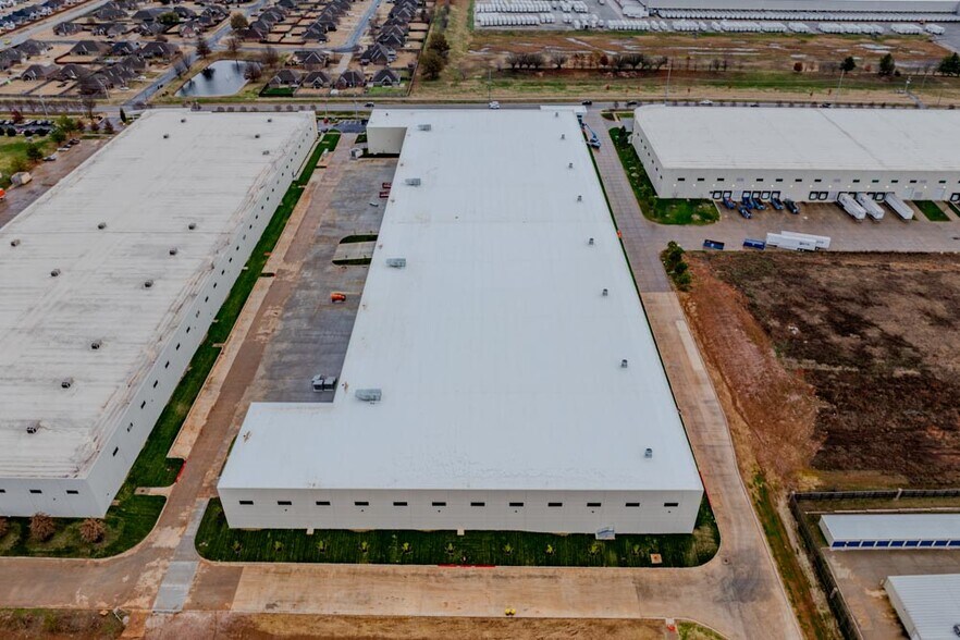 More Photos Of 5100 SW Regional Airport Blvd, Bentonville Warehouse For Lease