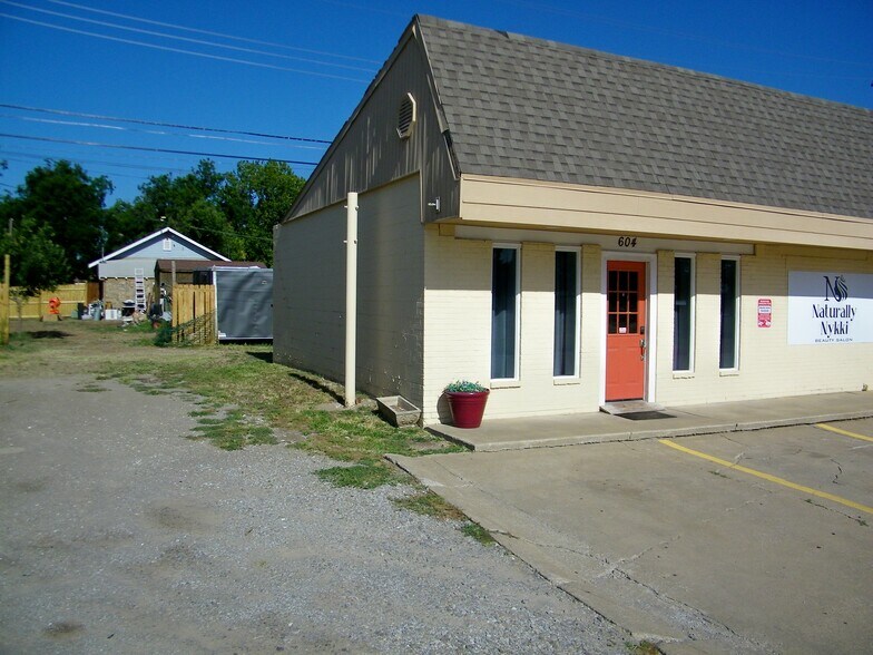 More Photos Of 604 N Van Buren St, Enid Freestanding For Sale
