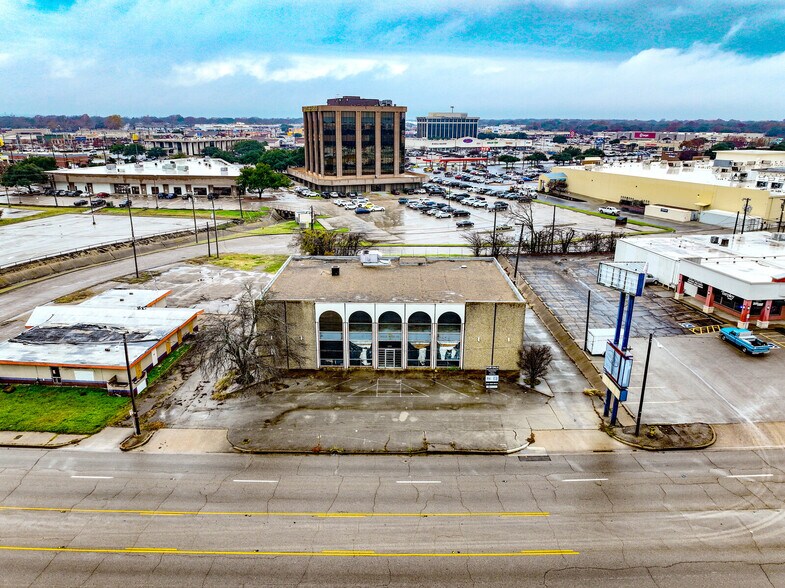 More Photos Of 1210 Lake Air Dr, Waco Freestanding For Sale