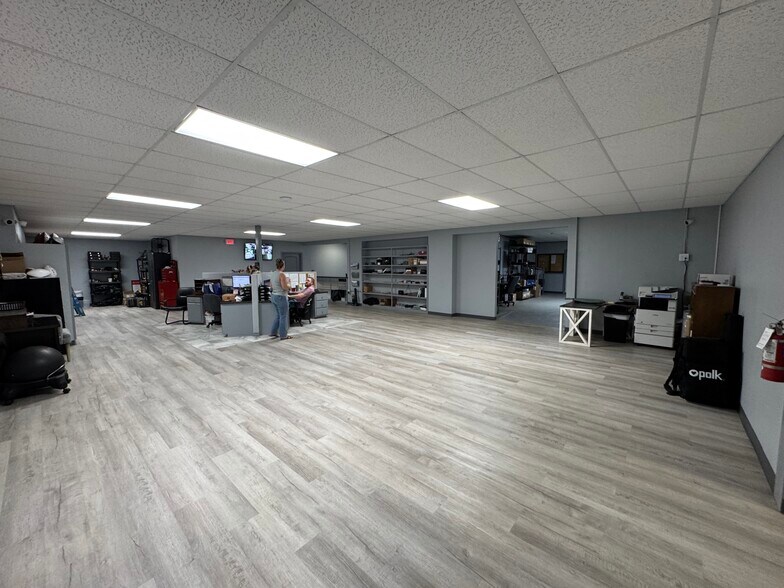More Photos Of 706 N Perry St, Palestine General Retail For Sale