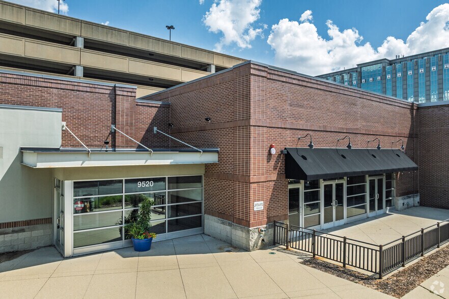 More Photos Of 9500-9520 W Higgins Rd, Rosemont Restaurant For Lease