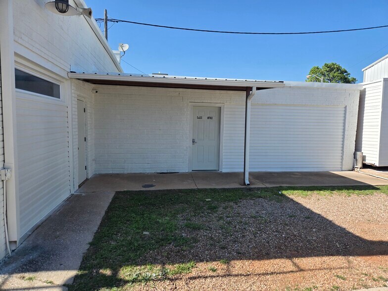 More Photos Of 1813 N Harrison St, Shawnee Office For Sale