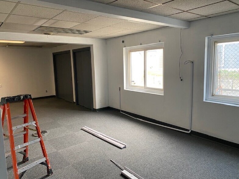 More Photos Of 92 Londonderry Tpke, Manchester Storefront Retail Office For Lease