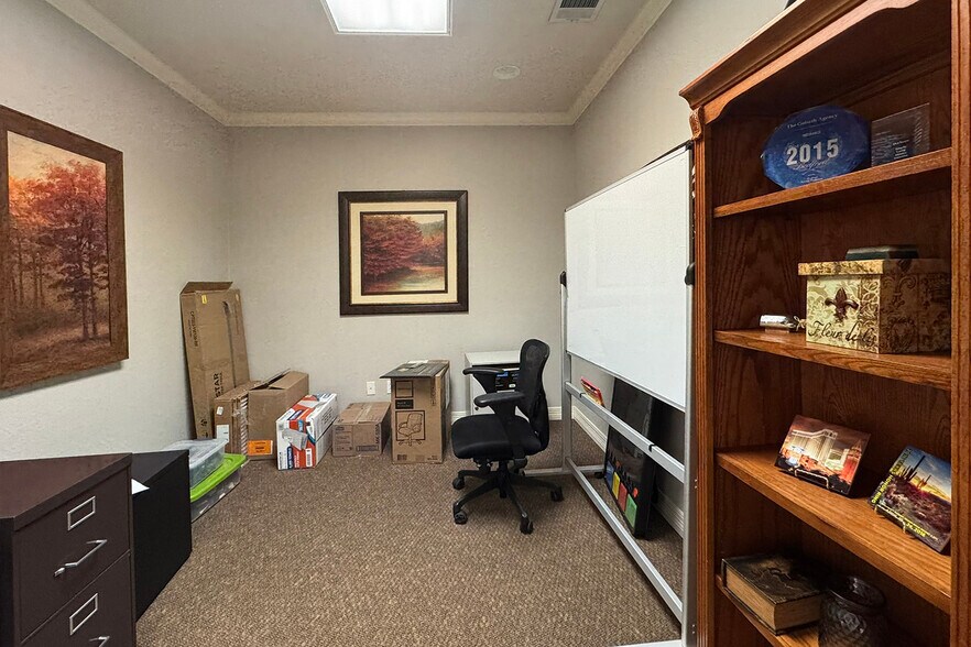More Photos Of 2128 Parkwood Dr, Bedford Office For Sale