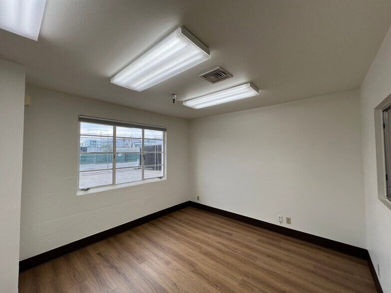 More Photos Of 5436 Cleon Ave, North Hollywood Warehouse For Lease