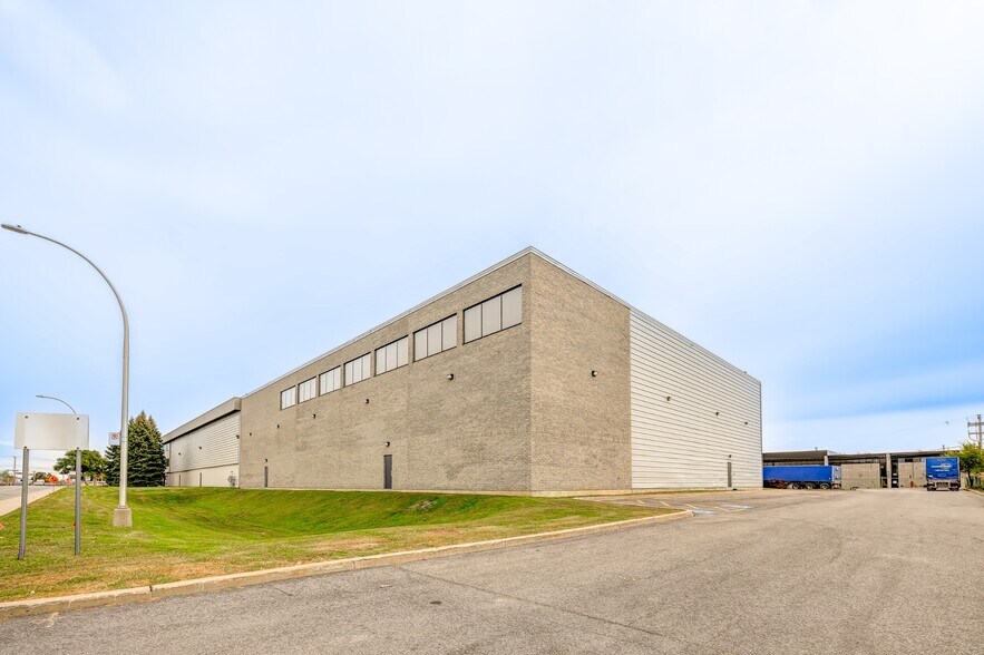 More Photos Of 20 Boul Hymus, Pointe-claire Warehouse For Lease