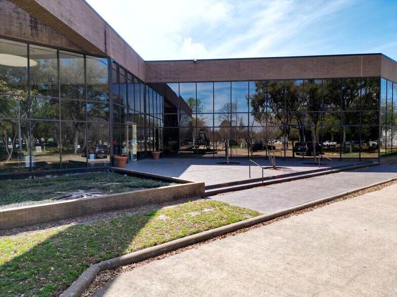 More Photos Of 12727 Featherwood Dr, Houston Medical For Sale