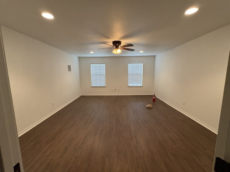 More Photos Of 152 152(B) Pine Tree Loop, Bastrop Flex For Lease