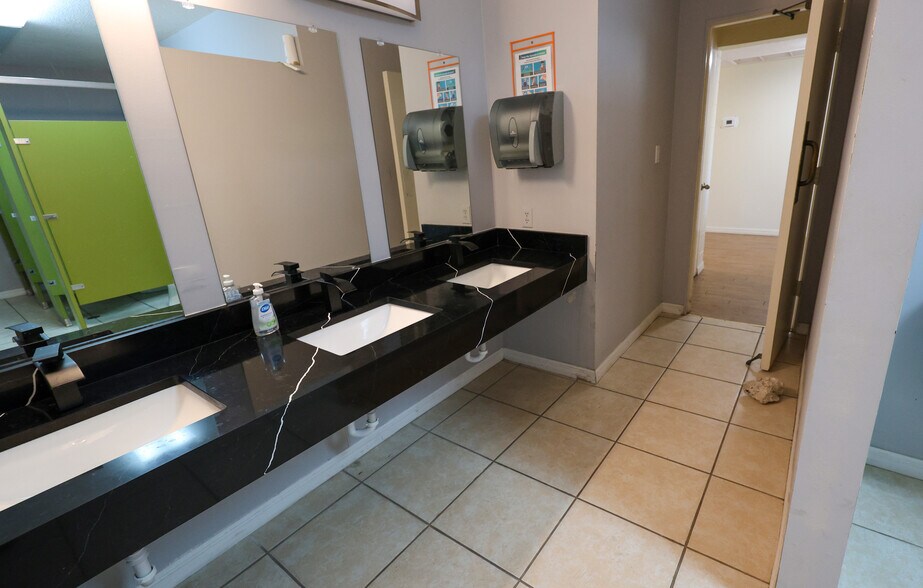 More Photos Of 3005 S Tuttle Ave, Sarasota Religious Facility For Sale