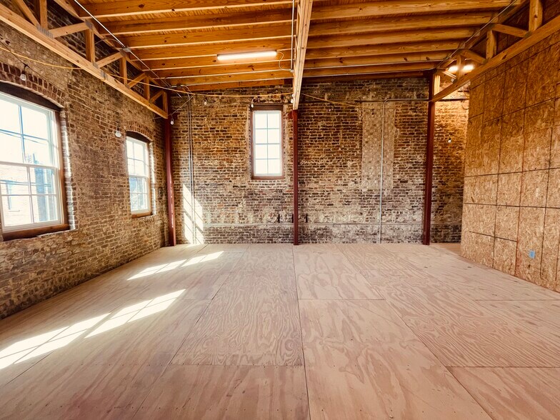 More Photos Of 109 Main Street, Columbiana Office For Lease