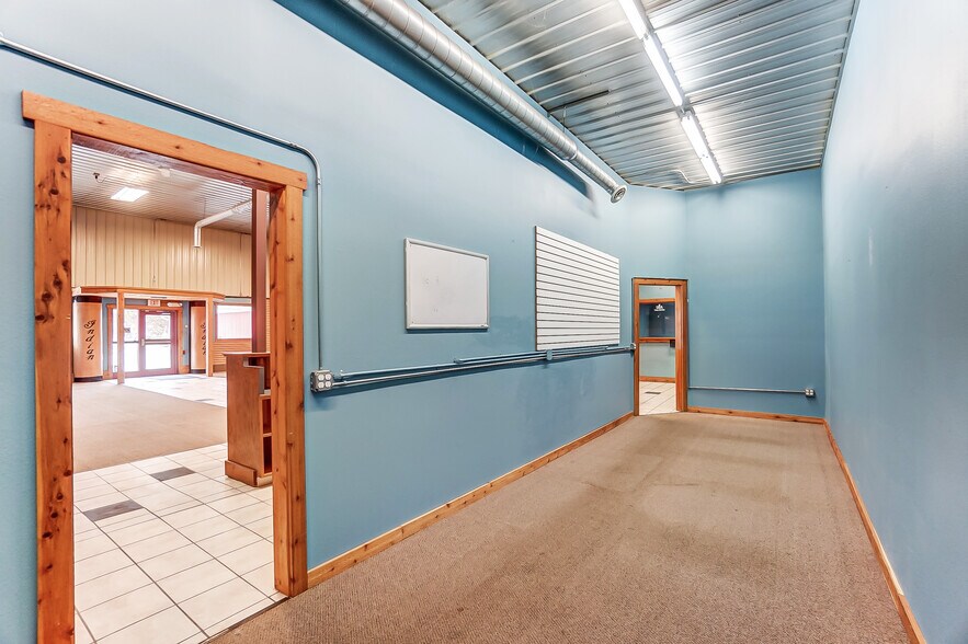 More Photos Of 20660 W Bowling Green Road, Weston Auto Repair For Lease