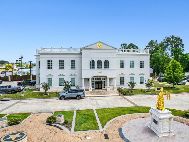 More Photos Of 815 W Davis St, Conroe Office For Sale