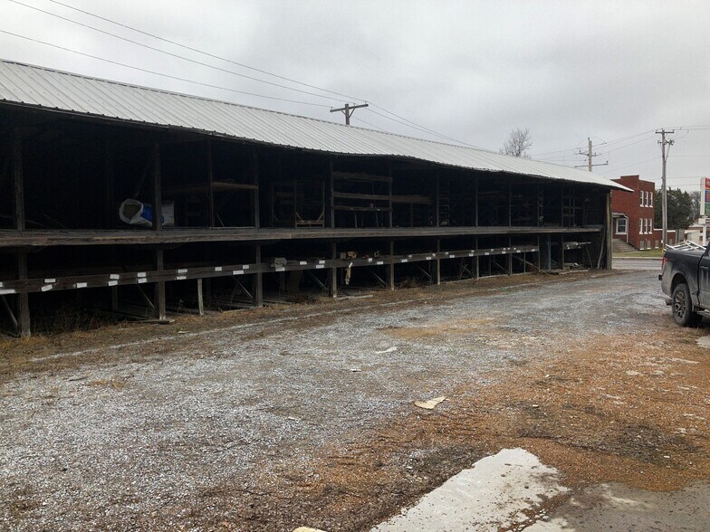 More Photos Of 221 N Main St, Benton Freestanding For Sale