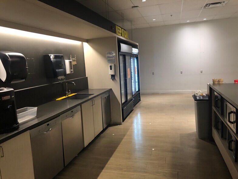 More Photos Of 100 Alfred Kuehne Blvd, Brampton Warehouse For Lease