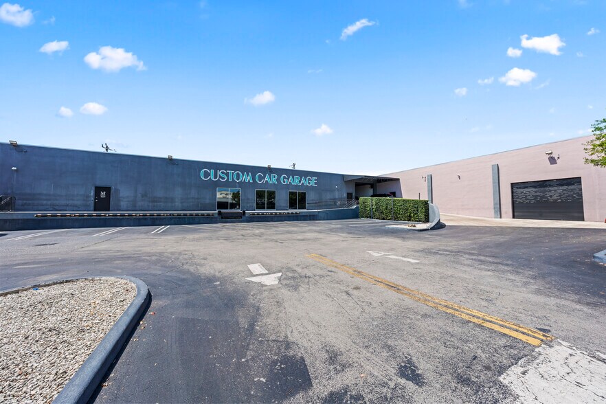 More Photos Of 2500 NW 39th St, Miami Light Distribution For Sale