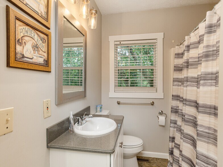 More Photos Of 8826 Boylston Hwy, Mills River Flex For Sale