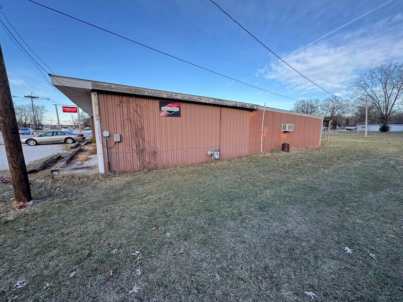 More Photos Of 2240 S US Highway 35, Knox Freestanding For Sale