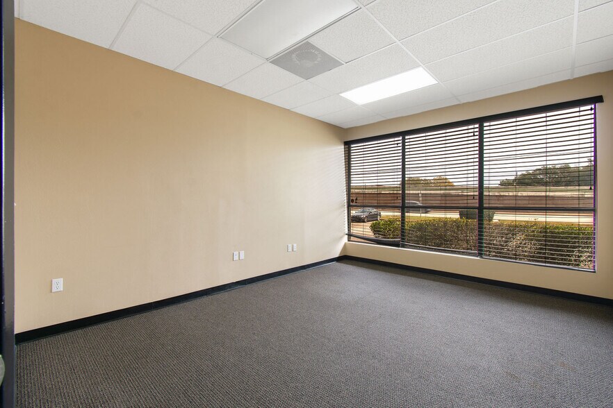 More Photos Of 21755 N I-45 Fwy, Spring Flex For Sale