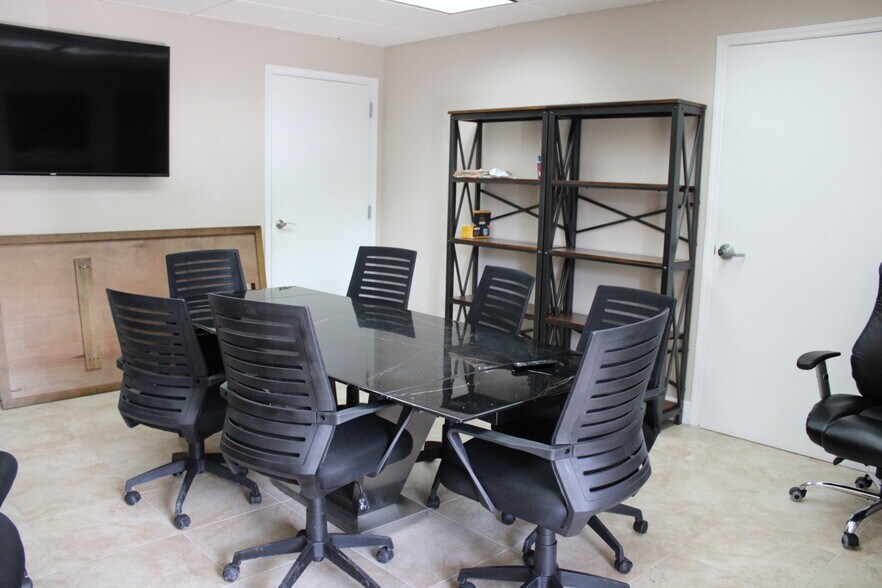 More Photos Of 2731 Vista Pky, West Palm Beach Showroom For Sale