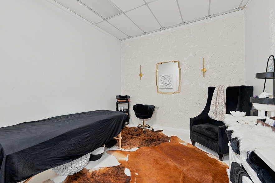 More Photos Of 20 Town Sq, Greenwood Health Club For Sale